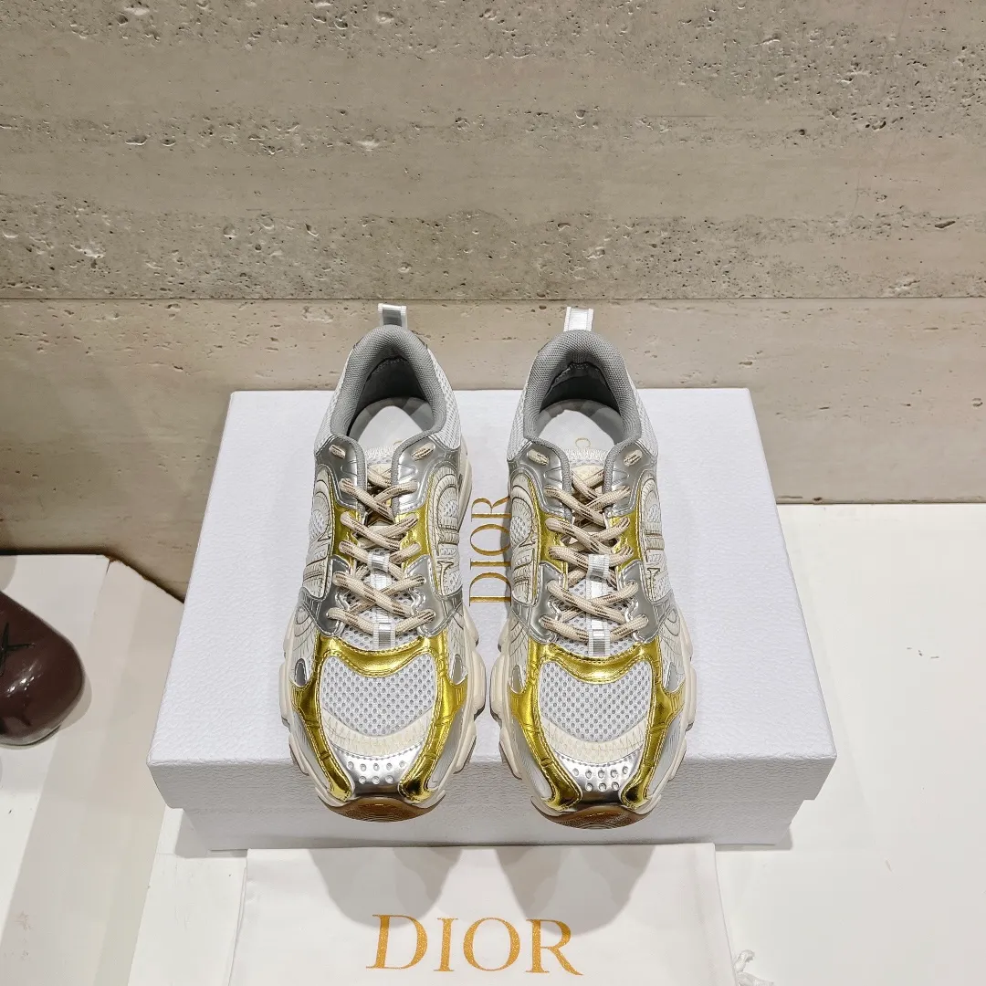 👟👟Ex-factory price 560👟👟 (top version) The latest hot model, the star model 2024 main hot product, the newly released Dior Dior Chrono new casual sports shoes, running shoes and dad shoes are really cool, full of futuristic feeling! Really cool! Once again interpreting Dior's concept of cool fashion, the lucky star will bless you with good luck. The new EVA sole is super light and super soft! A perfect replica of the original! Fully matched material and mold! ! 35-40